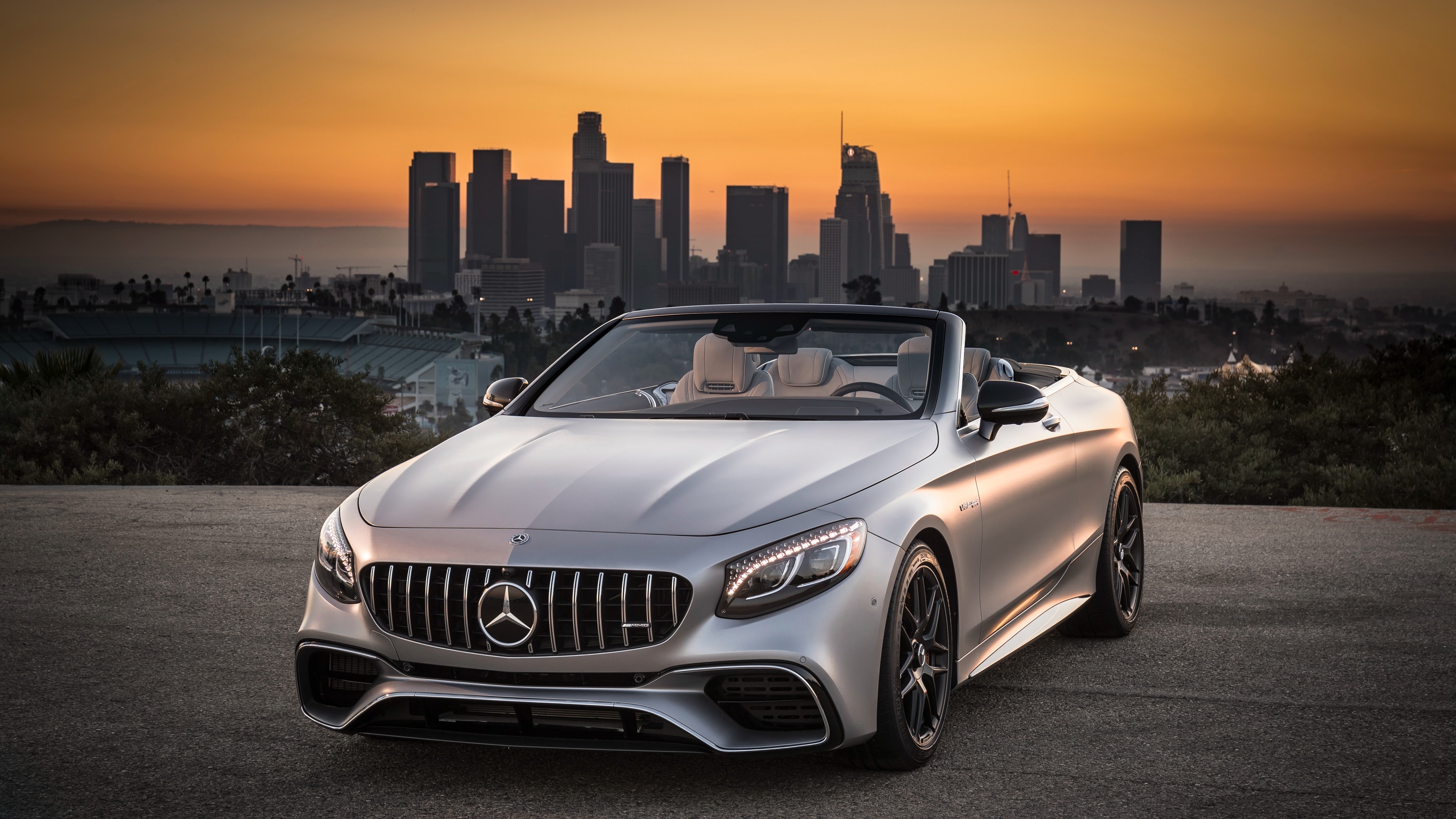 Vue de profil d'une Mercedes-Benz sur fond sombre